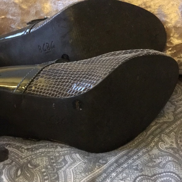 BCBG Grey Leather Snakeskin Pump - Picture 5 of 6